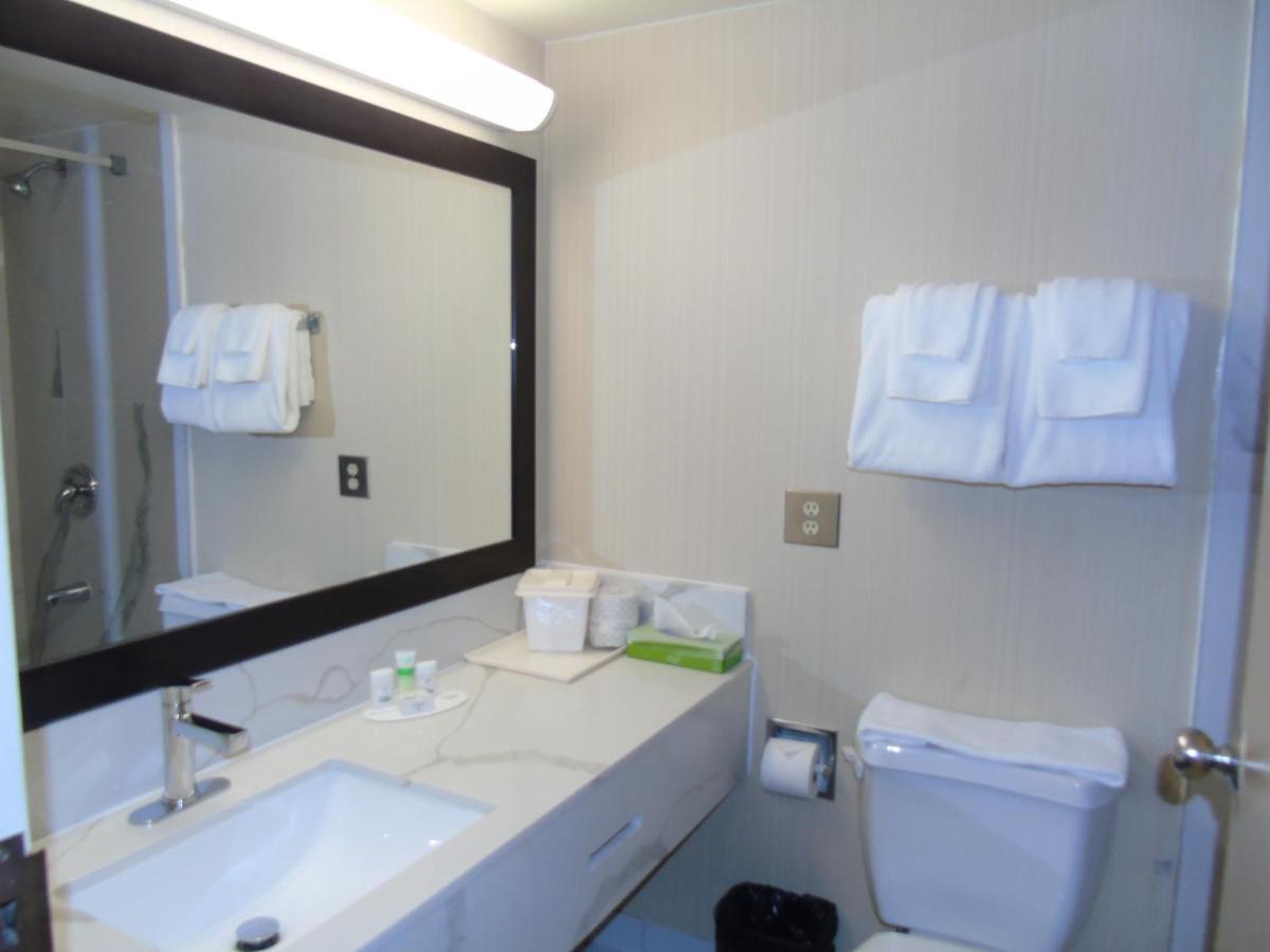 Ramada By Wyndham Belleville Harbourview Conference Center Extérieur photo